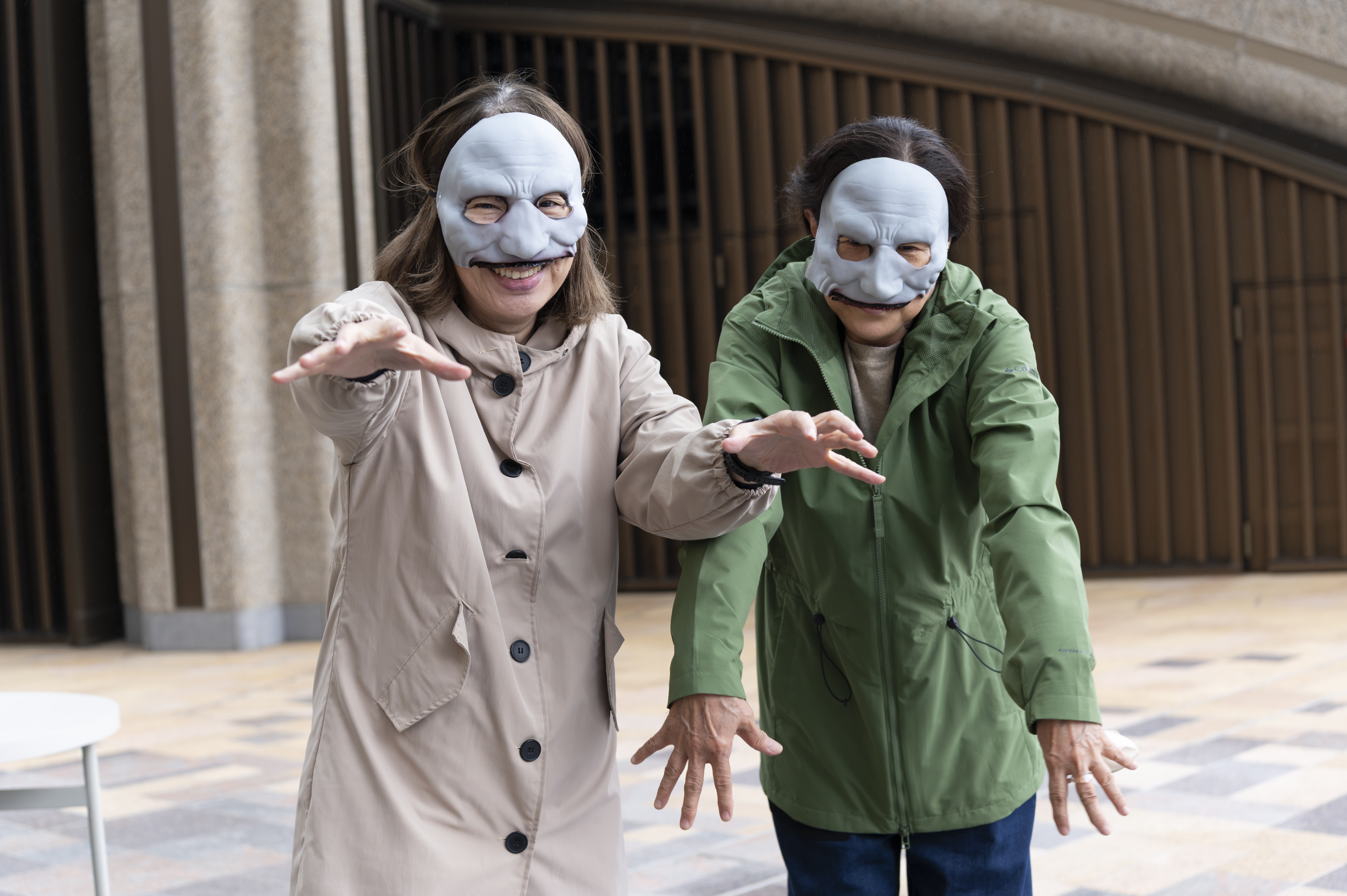 ゾンビポーズをする参加者