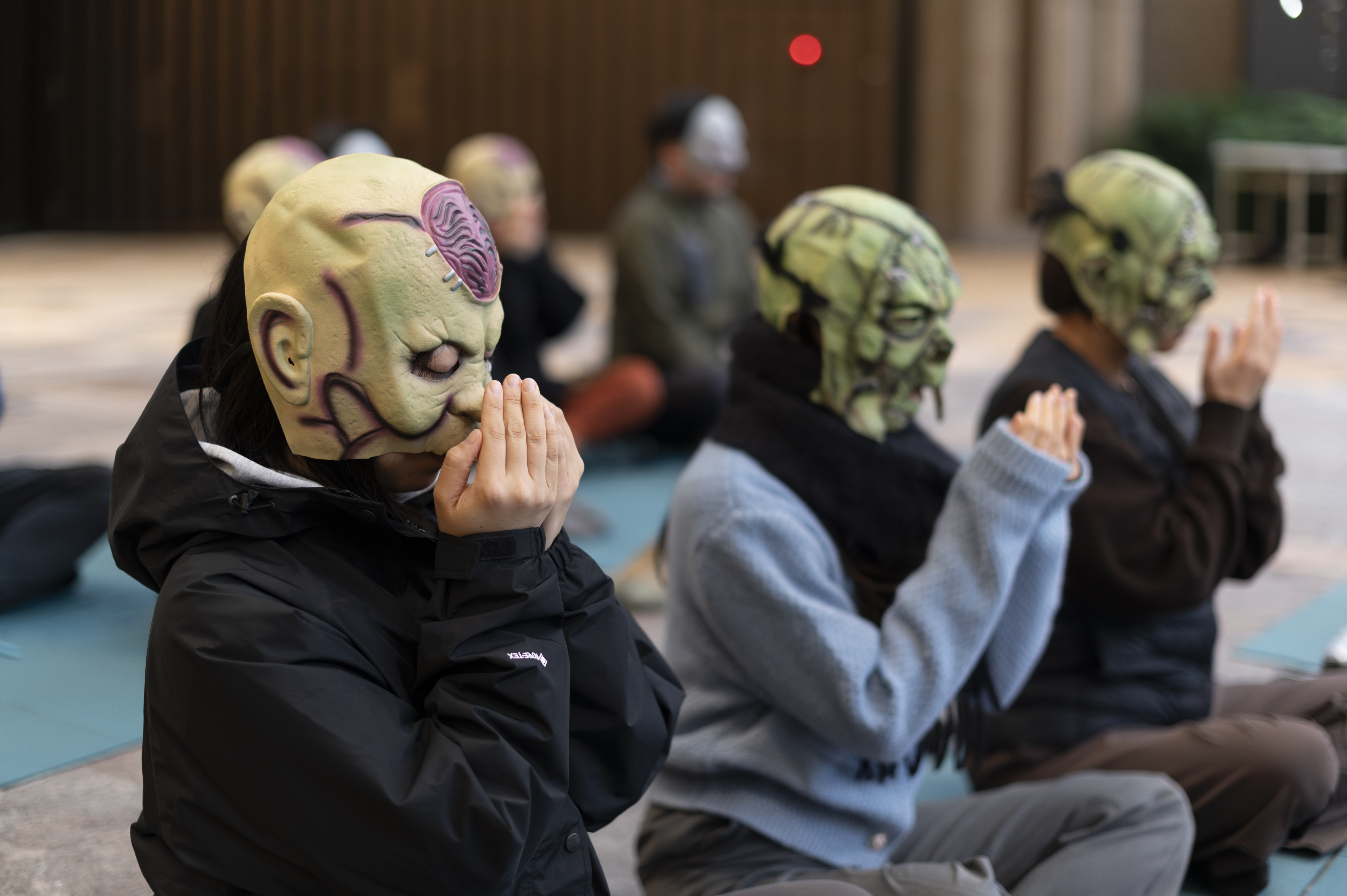 ゾンビマスクで瞑想する参加者たち