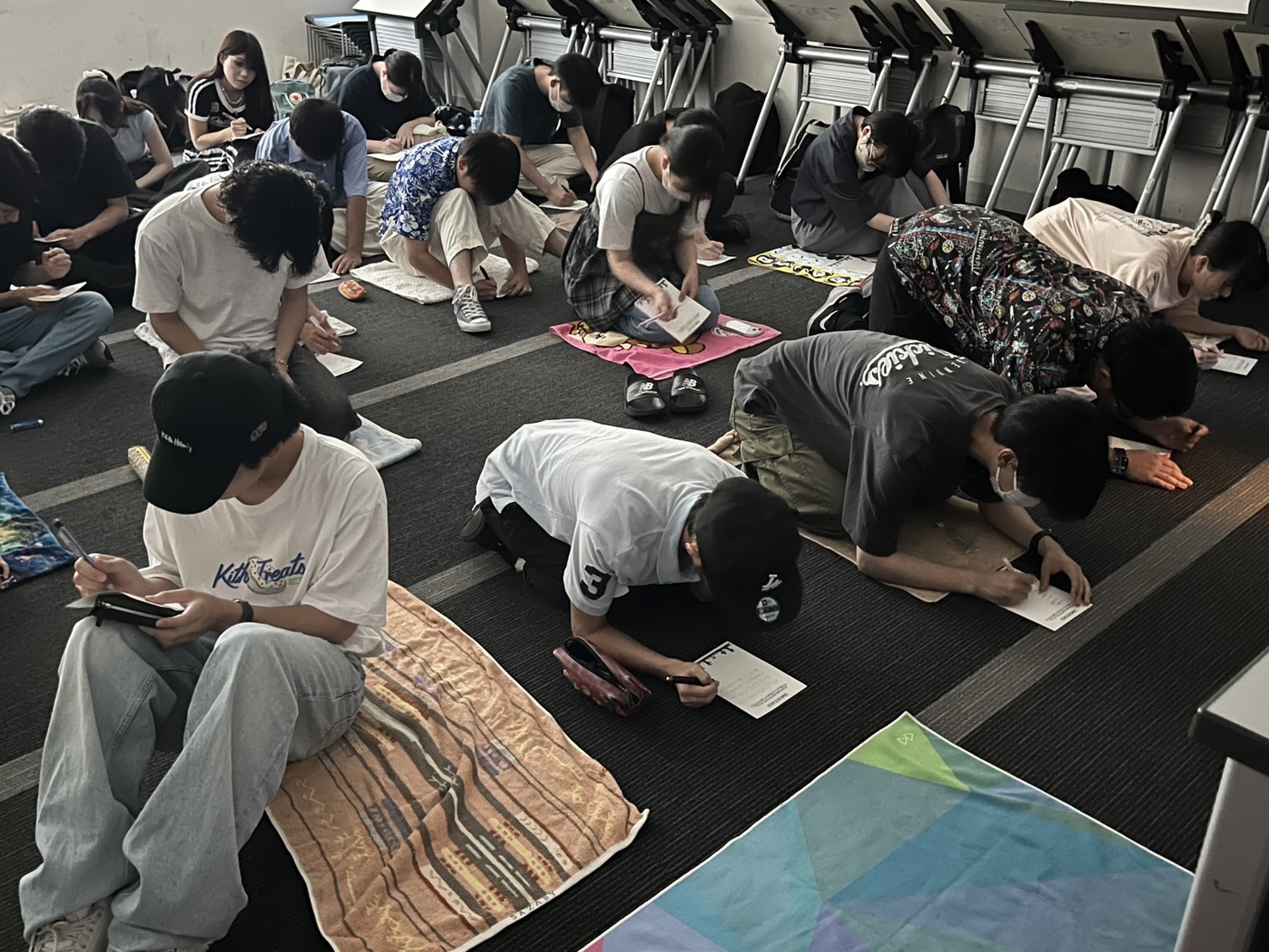 ジャーナリングに没頭する学生たち